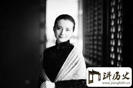 揭秘:宋庆龄流亡苏联用美丽和妩媚倾倒了谁?