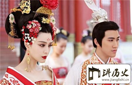 <rb>武</rb><rt>wǔ</rt><rb>则</rb><rt>zé</rt><rb>天</rb><rt>tiān</rt><rb>最</rb><rt>zuì</rt><rb>后</rb><rt>hòu</rt><rb>为</rb><rt>wéi</rt><rb>何</rb><rt>hé</rt><rb>归</rb><rt>guī</rt><rb>还</rb><rt>hái</rt><rb>李</rb><rt>lǐ</rt><rb>氏</rb><rt>shì</rt><rb>天</rb><rt>tiān</rt><rb>下</rb><rt>xià</rt>?<rb>只</rb><rt>zhī</rt><rb>因</rb><rt>yīn</rt><rb>这</rb><rt>zhè</rt><rb>人</rb><rt>rén</rt><rb>一</rb><rt>yī</rt><rb>句</rb><rt>jù</rt><rb>话</rb><rt>huà</rt>