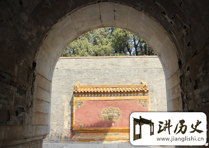 <rb>雍</rb><rt>yōng</rt><rb>正</rb><rt>zhèng</rt><rb>泰</rb><rt>tài</rt><rb>陵</rb><rt>líng</rt><rb>是</rb><rt>shì</rt><rb>何</rb><rt>hé</rt><rb>时</rb><rt>shí</rt><rb>进</rb><rt>jìn</rt><rb>行</rb><rt>háng</rt><rb>发</rb><rt>fā</rt><rb>掘</rb><rt>jué</rt><rb>的</rb><rt>de</rt>?<rb>泰</rb><rt>tài</rt><rb>陵</rb><rt>líng</rt><rb>为</rb><rt>wéi</rt><rb>何</rb><rt>hé</rt><rb>没</rb><rt>méi</rt><rb>有</rb><rt>yǒu</rt><rb>被</rb><rt>bèi</rt><rb>盗</rb><rt>dào</rt>