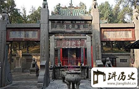 <rb>关</rb><rt>guān</rt><rb>公</rb><rt>gōng</rt><rb>因</rb><rt>yīn</rt><rb>身</rb><rt>shēn</rt><rb>首</rb><rt>shǒu</rt><rb>异</rb><rt>yì</rt><rb>处</rb><rt>chù</rt><rb>有</rb><rt>yǒu</rt><rb>三</rb><rt>sān</rt><rb>处</rb><rt>chù</rt><rb>墓</rb><rt>mù</rt><rb>地</rb><rt>dì</rt><rb>千</rb><rt>qiān</rt><rb>百</rb><rt>bǎi</rt><rb>年</rb><rt>nián</rt><rb>来</rb><rt>lái</rt><rb>竟</rb><rt>jìng</rt><rb>安</rb><rt>ān</rt><rb>然</rb><rt>rán</rt><rb>无</rb><rt>wú</rt><rb>恙</rb><rt>yàng</rt>