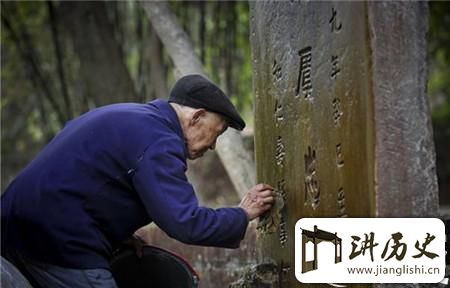 <rb>秦</rb><rt>qín</rt><rb>始</rb><rt>shǐ</rt><rb>皇</rb><rt>huáng</rt><rb>陵</rb><rt>líng</rt><rb>守</rb><rt>shǒu</rt><rb>墓</rb><rt>mù</rt><rb>人</rb><rt>rén</rt><rb>传</rb><rt>chuán</rt><rb>续</rb><rt>xù</rt><rb>千</rb><rt>qiān</rt><rb>年</rb><rt>nián</rt><rb>项</rb><rt>xiàng</rt><rb>羽</rb><rt>yǔ</rt><rb>想</rb><rt>xiǎng</rt><rb>去</rb><rt>qù</rt><rb>盗</rb><rt>dào</rt><rb>掘</rb><rt>jué</rt><rb>却</rb><rt>què</rt><rb>被</rb><rt>bèi</rt><rb>吓</rb><rt>xià</rt><rb>坏</rb><rt>huài</rt>