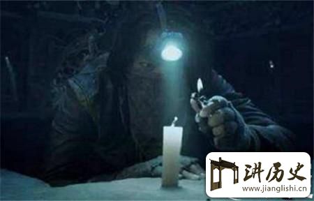 <rb>摸</rb><rt>mō</rt><rb>金</rb><rt>jīn</rt><rb>校</rb><rt>xiào</rt><rb>尉</rb><rt>wèi</rt><rb>神</rb><rt>shén</rt><rb>在</rb><rt>zài</rt><rb>何</rb><rt>hé</rt><rb>处</rb><rt>chù</rt>?<rb>盗</rb><rt>dào</rt><rb>墓</rb><rt>mù</rt><rb>时</rb><rt>shí</rt><rb>东</rb><rt>dōng</rt><rb>南</rb><rt>nán</rt><rb>角</rb><rt>jiǎo</rt><rb>为</rb><rt>wéi</rt><rb>何</rb><rt>hé</rt><rb>点</rb><rt>diǎn</rt><rb>上</rb><rt>shàng</rt><rb>蜡</rb><rt>là</rt><rb>烛</rb><rt>zhú</rt>
