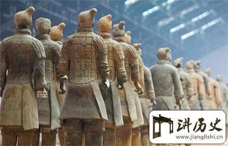 <rb>秦</rb><rt>qín</rt><rb>始</rb><rt>shǐ</rt><rb>皇</rb><rt>huáng</rt><rb>陵</rb><rt>líng</rt><rb>真</rb><rt>zhēn</rt><rb>正</rb><rt>zhèng</rt><rb>的</rb><rt>de</rt><rb>守</rb><rt>shǒu</rt><rb>墓</rb><rt>mù</rt><rb>人</rb><rt>rén</rt><rb>太</rb><rt>tài</rt><rb>过</rb><rt>guò</rt><rb>强</rb><rt>qiáng</rt><rb>大</rb><rt>dà</rt><rb>只</rb><rt>zhī</rt><rb>能</rb><rt>néng</rt><rb>隐</rb><rt>yǐn</rt><rb>姓</rb><rt>xìng</rt><rb>埋</rb><rt>mái</rt><rb>名</rb><rt>míng</rt>