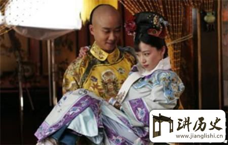 <rb>清</rb><rt>qīng</rt><rb>朝</rb><rt>cháo</rt><rb>最</rb><rt>zuì</rt><rb>短</rb><rt>duǎn</rt><rb>命</rb><rt>mìng</rt><rb>的</rb><rt>de</rt><rb>皇</rb><rt>huáng</rt><rb>帝</rb><rt>dì</rt><rb>死</rb><rt>sǐ</rt><rb>因</rb><rt>yīn</rt><rb>蹊</rb><rt>qī</rt><rb>跷</rb><rt>qiāo</rt><rb>背</rb><rt>bèi</rt><rb>后</rb><rt>hòu</rt><rb>真</rb><rt>zhēn</rt><rb>相</rb><rt>xiàng</rt><rb>是</rb><rt>shì</rt><rb>怎</rb><rt>zěn</rt><rb>样</rb><rt>yàng</rt><rb>的</rb><rt>de</rt>