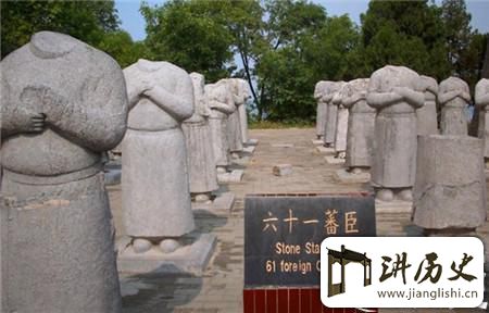 <rb>无</rb><rt>wú</rt><rb>头</rb><rt>tóu</rt><rb>之</rb><rt>zhī</rt><rb>谜</rb><rt>mí</rt>:<rb>武</rb><rt>wǔ</rt><rb>则</rb><rt>zé</rt><rb>天</rb><rt>tiān</rt><rb>的</rb><rt>de</rt><rb>守</rb><rt>shǒu</rt><rb>陵</rb><rt>líng</rt><rb>石</rb><rt>shí</rt><rb>像</rb><rt>xiàng</rt><rb>为</rb><rt>wéi</rt><rb>什</rb><rt>shí</rt><rb>么</rb><rt>me</rt><rb>都</rb><rt>dōu</rt><rb>没</rb><rt>méi</rt><rb>头</rb><rt>tóu</rt>?