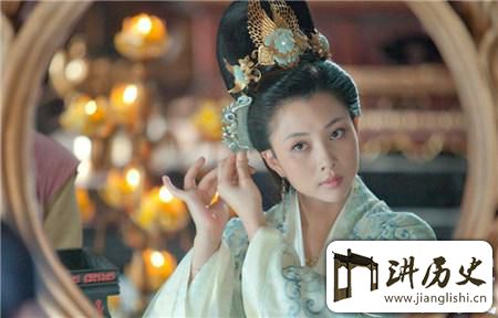 <rb>明</rb><rt>míng</rt><rb>朝</rb><rt>cháo</rt><rb>后</rb><rt>hòu</rt><rb>宫</rb><rt>gōng</rt><rb>每</rb><rt>měi</rt><rb>年</rb><rt>nián</rt><rb>的</rb><rt>de</rt><rb>胭</rb><rt>yān</rt><rb>脂</rb><rt>zhī</rt><rb>水</rb><rt>shuǐ</rt><rb>粉</rb><rt>fěn</rt><rb>到</rb><rt>dào</rt><rb>底</rb><rt>dǐ</rt><rb>花</rb><rt>huā</rt><rb>了</rb><rt>le</rt><rb>多</rb><rt>duō</rt><rb>少</rb><rt>shǎo</rt><rb>钱</rb><rt>qián</rt>?<rb>数</rb><rt>shù</rt><rb>目</rb><rt>mù</rt><rb>大</rb><rt>dà</rt><rb>得</rb><rt>dé</rt><rb>让</rb><rt>ràng</rt><rb>人</rb><rt>rén</rt><rb>咂</rb><rt>zā</rt><rb>舌</rb><rt>shé</rt> <rb>明</rb><rt>míng</rt><rb>朝</rb><rt>cháo</rt><rb>后</rb><rt>hòu</rt><rb>宫</rb><rt>gōng</rt><rb>每</rb><rt>měi</rt><rb>年</rb><rt>nián</rt><rb>的</rb><rt>de</rt><rb>胭</rb><rt>yān</rt><rb>脂</rb><rt>zhī</rt><rb>水</rb><rt>shuǐ</rt><rb>粉</rb><rt>fěn</rt><rb>到</rb><rt>dào</rt><rb>底</rb><rt>dǐ</rt><rb>花</rb><rt>huā</rt><rb>了</rb><rt>le</rt><rb>多</rb><rt>duō</rt><rb>少</rb><rt>shǎo</rt><rb>钱</rb><rt>qián</rt>?<rb>数</rb><rt>shù</rt><rb>目</rb><rt>mù</rt><rb>大</rb><rt>dà</rt><rb>得</rb><rt>dé</rt><rb>让</rb><rt>ràng</rt><rb>人</rb><rt>rén</rt><rb>咂</rb><rt>zā</rt><rb>舌</rb><rt>shé</rt>