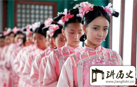 <rb>清</rb><rt>qīng</rt><rb>代</rb><rt>dài</rt><rb>宫</rb><rt>gōng</rt><rb>中</rb><rt>zhōng</rt><rb>衣</rb><rt>yī</rt><rb>食</rb><rt>shí</rt><rb>无</rb><rt>wú</rt><rb>忧</rb><rt>yōu</rt><rb>宫</rb><rt>gōng</rt><rb>女</rb><rt>nǚ</rt><rb>们</rb><rt>men</rt><rb>却</rb><rt>què</rt><rb>选</rb><rt>xuǎn</rt><rb>择</rb><rt>zé</rt><rb>饿</rb><rt>è</rt><rb>肚</rb><rt>dù</rt><rb>子</rb><rt>zǐ</rt><rb>为</rb><rt>wéi</rt><rb>什</rb><rt>shí</rt><rb>么</rb><rt>me</rt>