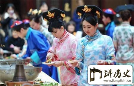 <rb>清</rb><rt>qīng</rt><rb>代</rb><rt>dài</rt><rb>宫</rb><rt>gōng</rt><rb>中</rb><rt>zhōng</rt><rb>衣</rb><rt>yī</rt><rb>食</rb><rt>shí</rt><rb>无</rb><rt>wú</rt><rb>忧</rb><rt>yōu</rt><rb>宫</rb><rt>gōng</rt><rb>女</rb><rt>nǚ</rt><rb>们</rb><rt>men</rt><rb>却</rb><rt>què</rt><rb>选</rb><rt>xuǎn</rt><rb>择</rb><rt>zé</rt><rb>饿</rb><rt>è</rt><rb>肚</rb><rt>dù</rt><rb>子</rb><rt>zǐ</rt><rb>为</rb><rt>wéi</rt><rb>什</rb><rt>shí</rt><rb>么</rb><rt>me</rt>