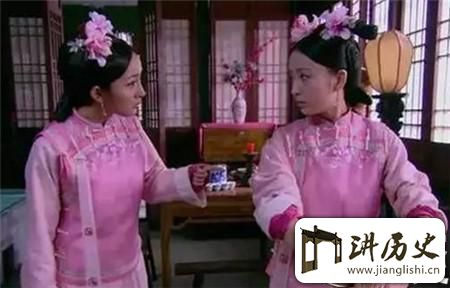 <rb>清</rb><rt>qīng</rt><rb>代</rb><rt>dài</rt><rb>宫</rb><rt>gōng</rt><rb>中</rb><rt>zhōng</rt><rb>衣</rb><rt>yī</rt><rb>食</rb><rt>shí</rt><rb>无</rb><rt>wú</rt><rb>忧</rb><rt>yōu</rt><rb>宫</rb><rt>gōng</rt><rb>女</rb><rt>nǚ</rt><rb>们</rb><rt>men</rt><rb>却</rb><rt>què</rt><rb>选</rb><rt>xuǎn</rt><rb>择</rb><rt>zé</rt><rb>饿</rb><rt>è</rt><rb>肚</rb><rt>dù</rt><rb>子</rb><rt>zǐ</rt><rb>为</rb><rt>wéi</rt><rb>什</rb><rt>shí</rt><rb>么</rb><rt>me</rt>