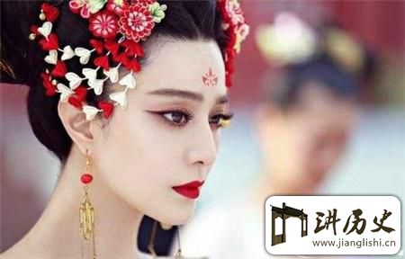 <rb>聪</rb><rt>cōng</rt><rb>明</rb><rt>míng</rt><rb>的</rb><rt>de</rt><rb>妥</rb><rt>tuǒ</rt><rb>协</rb><rt>xié</rt>:<rb>武</rb><rt>wǔ</rt><rb>则</rb><rt>zé</rt><rb>天</rb><rt>tiān</rt><rb>失</rb><rt>shī</rt><rb>去</rb><rt>qù</rt><rb>宝</rb><rt>bǎo</rt><rb>座</rb><rt>zuò</rt><rb>后</rb><rt>hòu</rt><rb>为</rb><rt>wéi</rt><rb>何</rb><rt>hé</rt><rb>还</rb><rt>hái</rt><rb>受</rb><rt>shòu</rt><rb>尊</rb><rt>zūn</rt><rb>祟</rb><rt>suì</rt>?