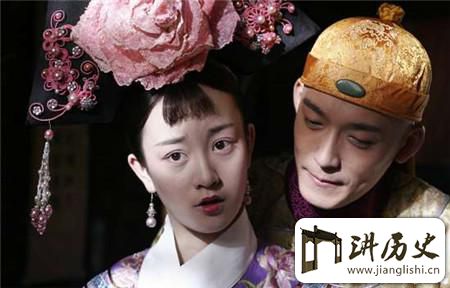 <rb>同</rb><rt>tóng</rt><rb>一</rb><rt>yī</rt><rb>天</rb><rt>tiān</rt><rb>嫁</rb><rt>jià</rt><rb>给</rb><rt>gěi</rt><rb>光</rb><rt>guāng</rt><rb>绪</rb><rt>xù</rt><rb>两</rb><rt>liǎng</rt><rb>个</rb><rt>gè</rt><rb>女</rb><rt>nǚ</rt><rb>人</rb><rt>rén</rt><rb>的</rb><rt>de</rt><rb>命</rb><rt>mìng</rt><rb>运</rb><rt>yùn</rt><rb>相</rb><rt>xiàng</rt><rb>差</rb><rt>chà</rt><rb>也</rb><rt>yě</rt><rb>太</rb><rt>tài</rt><rb>大</rb><rt>dà</rt><rb>了</rb><rt>le</rt>