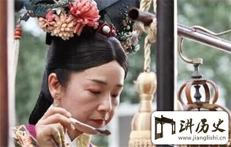 <rb>慈</rb><rt>cí</rt><rb>禧</rb><rt>xǐ</rt><rb>马</rb><rt>mǎ</rt><rb>车</rb><rt>chē</rt><rb>汽</rb><rt>qì</rt><rb>车</rb><rt>chē</rt><rb>火</rb><rt>huǒ</rt><rb>车</rb><rt>chē</rt><rb>都</rb><rt>dōu</rt><rb>坐</rb><rt>zuò</rt><rb>过</rb><rt>guò</rt><rb>乘</rb><rt>chéng</rt><rb>车</rb><rt>chē</rt><rb>时</rb><rt>shí</rt><rb>发</rb><rt>fā</rt><rb>生</rb><rt>shēng</rt><rb>一</rb><rt>yī</rt><rb>尴</rb><rt>gān</rt><rb>尬</rb><rt>gà</rt><rb>事</rb><rt>shì</rt>