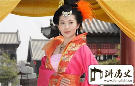 <rb>唐</rb><rt>táng</rt><rb>朝</rb><rt>cháo</rt><rb>公</rb><rt>gōng</rt><rb>主</rb><rt>zhǔ</rt><rb>去</rb><rt>qù</rt><rb>和</rb><rt>hé</rt><rb>亲</rb><rt>qīn</rt><rb>刚</rb><rt>gāng</rt><rb>成</rb><rt>chéng</rt><rb>婚</rb><rt>hūn</rt><rb>就</rb><rt>jiù</rt><rb>被</rb><rt>bèi</rt><rb>丈</rb><rt>zhàng</rt><rb>夫</rb><rt>fū</rt><rb>砍</rb><rt>kǎn</rt><rb>下</rb><rt>xià</rt><rb>头</rb><rt>tóu</rt><rb>颅</rb><rt>lú</rt><rb>祭</rb><rt>jì</rt><rb>旗</rb><rt>qí</rt>