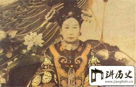 <rb>慈</rb><rt>cí</rt><rb>禧</rb><rt>xǐ</rt><rb>太</rb><rt>tài</rt><rb>后</rb><rt>hòu</rt><rb>洗</rb><rt>xǐ</rt><rb>澡</rb><rt>zǎo</rt><rb>手</rb><rt>shǒu</rt><rb>续</rb><rt>xù</rt><rb>繁</rb><rt>fán</rt><rb>琐</rb><rt>suǒ</rt><rb>耗</rb><rt>hào</rt><rb>费</rb><rt>fèi</rt><rb>巨</rb><rt>jù</rt><rb>大</rb><rt>dà</rt><rb>竟</rb><rt>jìng</rt><rb>用</rb><rt>yòng</rt>100<rb>条</rb><rt>tiáo</rt><rb>毛</rb><rt>máo</rt><rb>巾</rb><rt>jīn</rt>