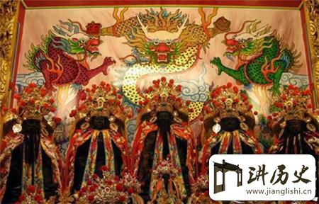 <rb>慈</rb><rt>cí</rt><rb>禧</rb><rt>xǐ</rt><rb>身</rb><rt>shēn</rt><rb>边</rb><rt>biān</rt><rb>的</rb><rt>de</rt><rb>宫</rb><rt>gōng</rt><rb>女</rb><rt>nǚ</rt><rb>揭</rb><rt>jiē</rt><rb>秘</rb><rt>mì</rt><rb>她</rb><rt>tā</rt><rb>过</rb><rt>guò</rt><rb>新</rb><rt>xīn</rt><rb>年</rb><rt>nián</rt><rb>时</rb><rt>shí</rt><rb>要</rb><rt>yào</rt><rb>拜</rb><rt>bài</rt><rb>三</rb><rt>sān</rt><rb>尊</rb><rt>zūn</rt>&ldquo</ruby><ruby><rb>邪</rb><rt>xié</rt>&rdquo</ruby><ruby><rb>神</rb><rt>shén</rt>