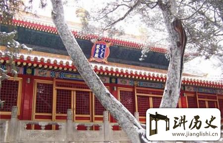 <rb>慈</rb><rt>cí</rt><rb>禧</rb><rt>xǐ</rt><rb>身</rb><rt>shēn</rt><rb>边</rb><rt>biān</rt><rb>的</rb><rt>de</rt><rb>宫</rb><rt>gōng</rt><rb>女</rb><rt>nǚ</rt><rb>揭</rb><rt>jiē</rt><rb>秘</rb><rt>mì</rt><rb>她</rb><rt>tā</rt><rb>过</rb><rt>guò</rt><rb>新</rb><rt>xīn</rt><rb>年</rb><rt>nián</rt><rb>时</rb><rt>shí</rt><rb>要</rb><rt>yào</rt><rb>拜</rb><rt>bài</rt><rb>三</rb><rt>sān</rt><rb>尊</rb><rt>zūn</rt>&ldquo</ruby><ruby><rb>邪</rb><rt>xié</rt>&rdquo</ruby><ruby><rb>神</rb><rt>shén</rt>