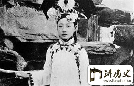 <rb>婉</rb><rt>wǎn</rt><rb>容</rb><rt>róng</rt><rb>皇</rb><rt>huáng</rt><rb>后</rb><rt>hòu</rt><rb>的</rb><rt>de</rt><rb>可</rb><rt>kě</rt><rb>悲</rb><rt>bēi</rt><rb>一</rb><rt>yī</rt><rb>生</rb><rt>shēng</rt><rb>得</rb><rt>dé</rt><rb>从</rb><rt>cóng</rt><rb>她</rb><rt>tā</rt><rb>晚</rb><rt>wǎn</rt><rb>上</rb><rt>shàng</rt><rb>睡</rb><rt>shuì</rt><rb>觉</rb><rt>jiào</rt><rb>不</rb><rt>bú</rt><rb>关</rb><rt>guān</rt><rb>门</rb><rt>mén</rt><rb>说</rb><rt>shuō</rt><rb>起</rb><rt>qǐ</rt>