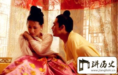 <rb>古</rb><rt>gǔ</rt><rb>代</rb><rt>dài</rt><rb>历</rb><rt>lì</rt><rb>史</rb><rt>shǐ</rt><rb>上</rb><rt>shàng</rt><rb>让</rb><rt>ràng</rt><rb>三</rb><rt>sān</rt><rb>个</rb><rt>gè</rt><rb>国</rb><rt>guó</rt><rb>君</rb><rt>jun1</rt><rb>同</rb><rt>tóng</rt><rb>时</rb><rt>shí</rt><rb>意</rb><rt>yì</rt><rb>乱</rb><rt>luàn</rt><rb>神</rb><rt>shén</rt><rb>迷</rb><rt>mí</rt><rb>的</rb><rt>de</rt><rb>女</rb><rt>nǚ</rt><rb>人</rb><rt>rén</rt><rb>是</rb><rt>shì</rt><rb>谁</rb><rt>shuí</rt>?