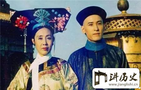 <rb>太</rb><rt>tài</rt><rb>监</rb><rt>jiān</rt><rb>李</rb><rt>lǐ</rt><rb>莲</rb><rt>lián</rt><rb>英</rb><rt>yīng</rt><rb>竟</rb><rt>jìng</rt><rb>用</rb><rt>yòng</rt><rb>这</rb><rt>zhè</rt><rb>个</rb><rt>gè</rt><rb>惊</rb><rt>jīng</rt><rb>人</rb><rt>rén</rt>&ldquo</ruby><ruby><rb>绝</rb><rt>jué</rt><rb>活</rb><rt>huó</rt>&rdquo</ruby><ruby><rb>让</rb><rt>ràng</rt><rb>慈</rb><rt>cí</rt><rb>禧</rb><rt>xǐ</rt><rb>欲</rb><rt>yù</rt><rb>罢</rb><rt>bà</rt><rb>不</rb><rt>bú</rt><rb>能</rb><rt>néng</rt>