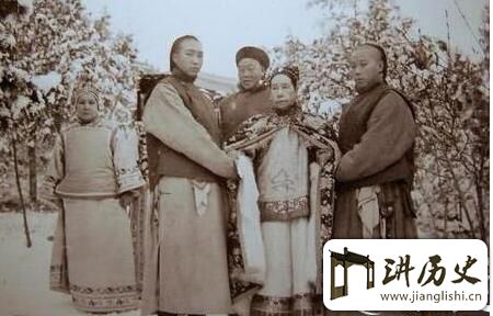 <rb>太</rb><rt>tài</rt><rb>监</rb><rt>jiān</rt><rb>李</rb><rt>lǐ</rt><rb>莲</rb><rt>lián</rt><rb>英</rb><rt>yīng</rt><rb>竟</rb><rt>jìng</rt><rb>用</rb><rt>yòng</rt><rb>这</rb><rt>zhè</rt><rb>个</rb><rt>gè</rt><rb>惊</rb><rt>jīng</rt><rb>人</rb><rt>rén</rt>&ldquo</ruby><ruby><rb>绝</rb><rt>jué</rt><rb>活</rb><rt>huó</rt>&rdquo</ruby><ruby><rb>让</rb><rt>ràng</rt><rb>慈</rb><rt>cí</rt><rb>禧</rb><rt>xǐ</rt><rb>欲</rb><rt>yù</rt><rb>罢</rb><rt>bà</rt><rb>不</rb><rt>bú</rt><rb>能</rb><rt>néng</rt>