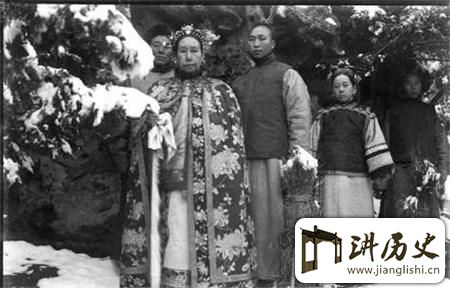 <rb>慈</rb><rt>cí</rt><rb>禧</rb><rt>xǐ</rt><rb>有</rb><rt>yǒu</rt><rb>多</rb><rt>duō</rt><rb>恐</rb><rt>kǒng</rt><rb>怖</rb><rt>bù</rt>?<rb>溥</rb><rt>pǔ</rt><rb>仪</rb><rt>yí</rt><rb>为</rb><rt>wéi</rt><rb>何</rb><rt>hé</rt><rb>第</rb><rt>dì</rt><rb>一</rb><rt>yī</rt><rb>眼</rb><rt>yǎn</rt><rb>看</rb><rt>kàn</rt><rb>见</rb><rt>jiàn</rt><rb>慈</rb><rt>cí</rt><rb>禧</rb><rt>xǐ</rt><rb>被</rb><rt>bèi</rt><rb>吓</rb><rt>xià</rt><rb>哭</rb><rt>kū</rt>?