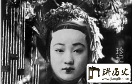 <rb>珍</rb><rt>zhēn</rt><rb>妃</rb><rt>fēi</rt><rb>不</rb><rt>bú</rt><rb>孕</rb><rt>yùn</rt><rb>是</rb><rt>shì</rt><rb>因</rb><rt>yīn</rt><rb>慈</rb><rt>cí</rt><rb>禧</rb><rt>xǐ</rt><rb>要</rb><rt>yào</rt><rb>帮</rb><rt>bāng</rt><rb>太</rb><rt>tài</rt><rb>监</rb><rt>jiān</rt><rb>报</rb><rt>bào</rt><rb>仇</rb><rt>chóu</rt><rb>惩</rb><rt>chéng</rt><rb>罚</rb><rt>fá</rt><rb>令</rb><rt>lìng</rt><rb>她</rb><rt>tā</rt><rb>羞</rb><rt>xiū</rt><rb>耻</rb><rt>chǐ</rt><rb>不</rb><rt>bú</rt><rb>堪</rb><rt>kān</rt>