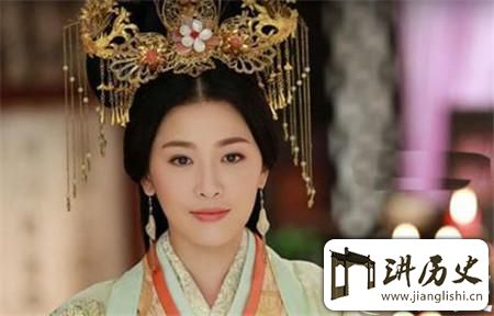 <rb>古</rb><rt>gǔ</rt><rb>代</rb><rt>dài</rt><rb>公</rb><rt>gōng</rt><rb>主</rb><rt>zhǔ</rt><rb>养</rb><rt>yǎng</rt><rb>男</rb><rt>nán</rt><rb>宠</rb><rt>chǒng</rt><rb>的</rb><rt>de</rt><rb>风</rb><rt>fēng</rt><rb>气</rb><rt>qì</rt><rb>竟</rb><rt>jìng</rt><rb>是</rb><rt>shì</rt><rb>从</rb><rt>cóng</rt><rb>她</rb><rt>tā</rt><rb>开</rb><rt>kāi</rt><rb>始</rb><rt>shǐ</rt><rb>的</rb><rt>de</rt><rb>不</rb><rt>bú</rt><rb>甘</rb><rt>gān</rt><rb>寂</rb><rt>jì</rt><rb>寞</rb><rt>mò</rt>