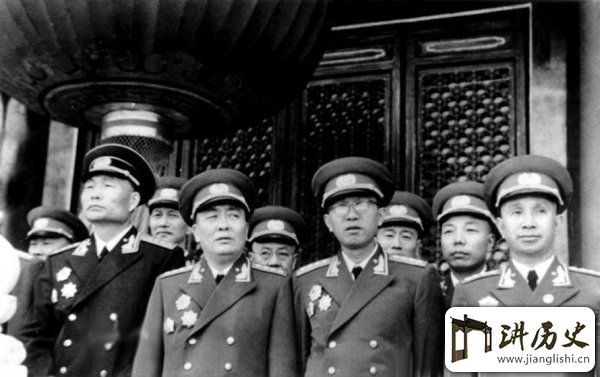 <rb>中</rb><rt>zhōng</rt><rb>国</rb><rt>guó</rt><rb>十</rb><rt>shí</rt><rb>大</rb><rt>dà</rt><rb>将</rb><rt>jiāng</rt><rb>军</rb><rt>jun1</rt><rb>排</rb><rt>pái</rt><rb>名</rb><rt>míng</rt><rb>顺</rb><rt>shùn</rt><rb>序</rb><rt>xù</rt>:<rb>中</rb><rt>zhōng</rt><rb>国</rb><rt>guó</rt><rb>十</rb><rt>shí</rt><rb>大</rb><rt>dà</rt><rb>将</rb><rt>jiāng</rt><rb>军</rb><rt>jun1</rt><rb>是</rb><rt>shì</rt><rb>哪</rb><rt>nǎ</rt><rb>十</rb><rt>shí</rt><rb>位</rb><rt>wèi</rt>?